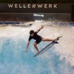 Air auf der Welle vor der Wellenwerk-Wand beim o2 SURF MASTERS Stopp in Berlin