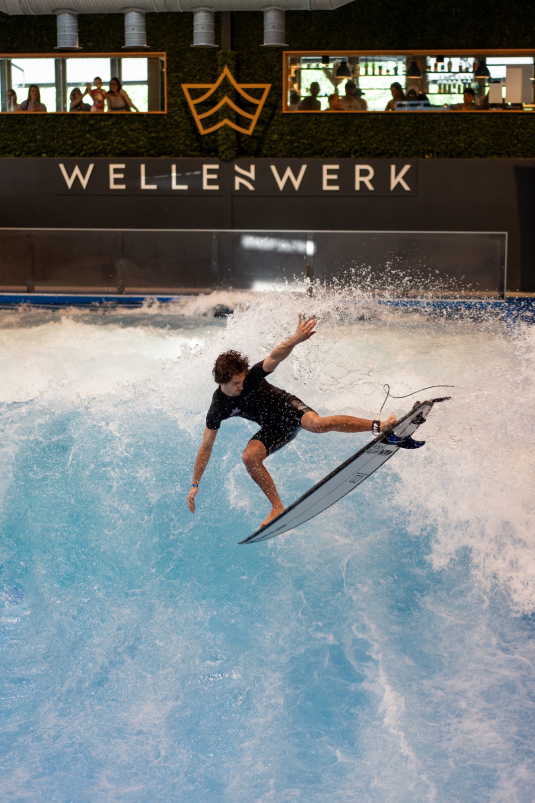 Air auf der Welle vor der Wellenwerk-Wand beim o2 SURF MASTERS Stopp in Berlin