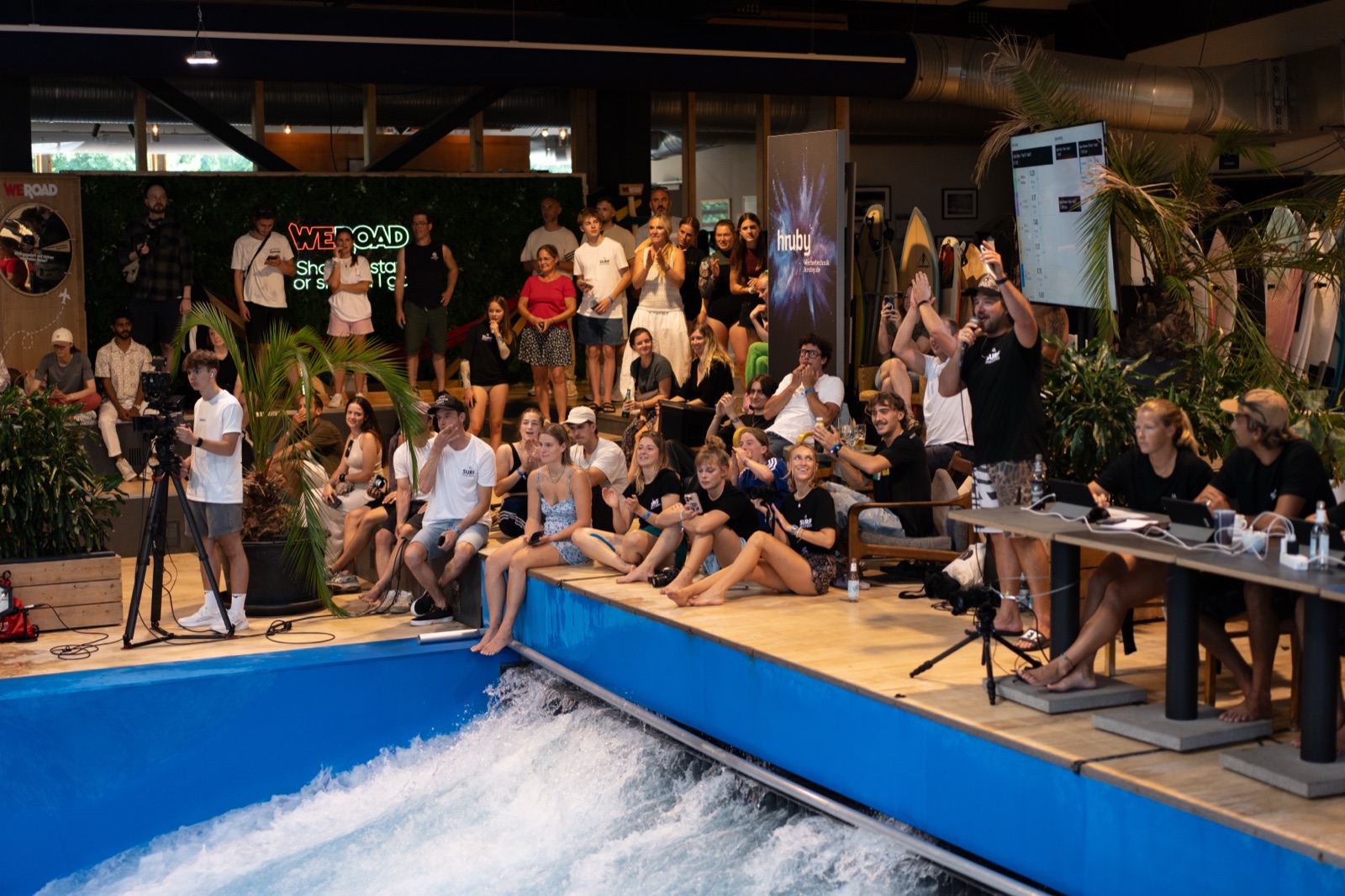 Crowd and judges right at the pool edge during the o2 SURF MASTERS stop at Wellenwerk