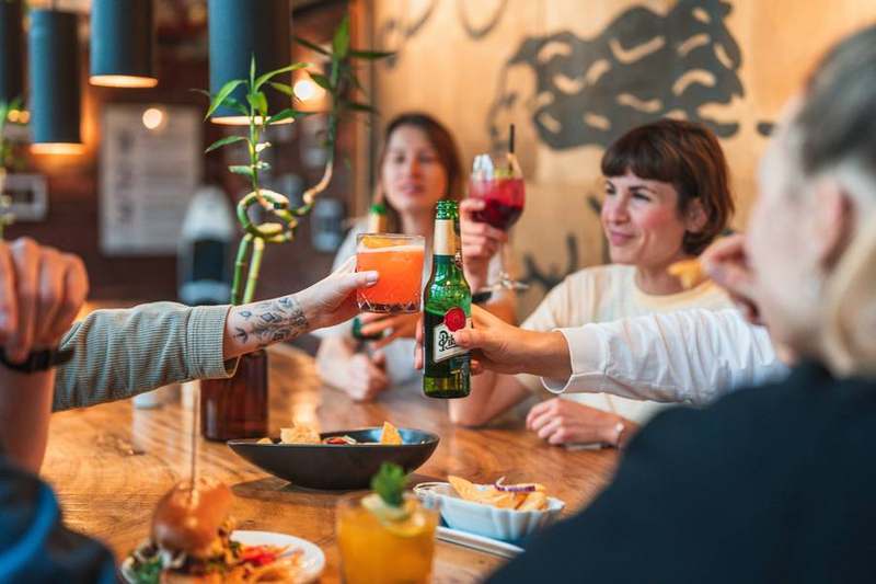 Anstoßen im Restaurant beim Feiern im Wellenwerk