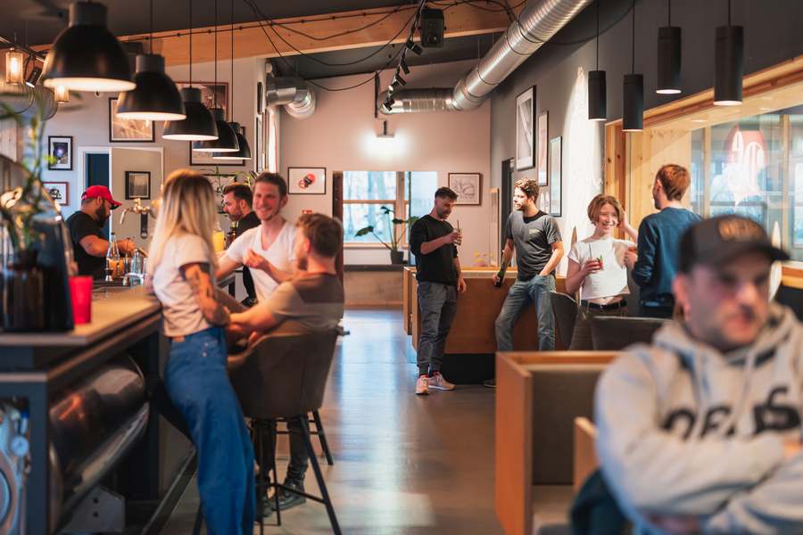 Bar und Restaurant mit Blick auf die Welle