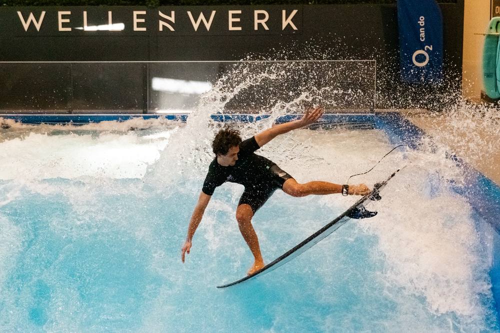 Contest-Action bei den O2 Surf Masters im Wellenwerk