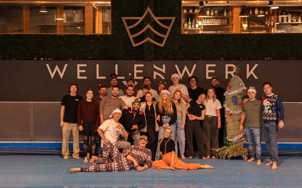 Das Wellenwerk-Team vor der Welle (Weihnachtsfeier 2025)