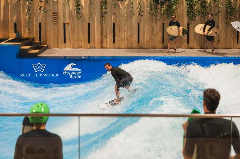Die laufende citywave-Welle, Wasserfläche und Strömung erkennbar