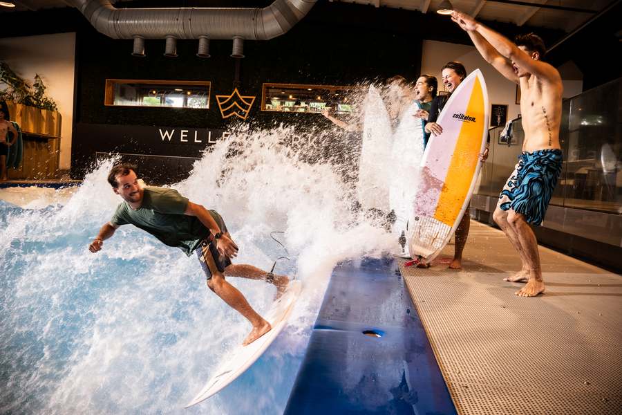 Advanced surfer carving a turn on the standing wave at Wellenwerk Berlin