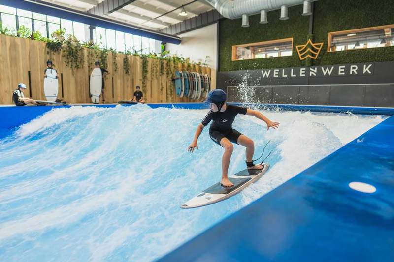 Kind beim Surfen im Wellenwerk