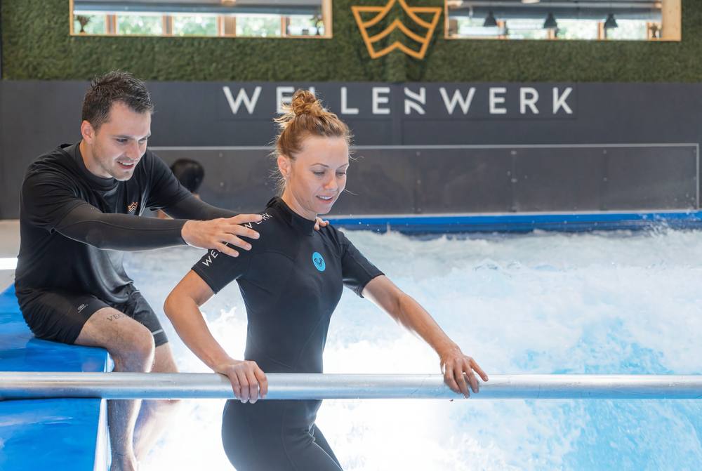 Sanfter Einstieg mit Coach an der Haltestange — Gesund im Amt im Wellenwerk
