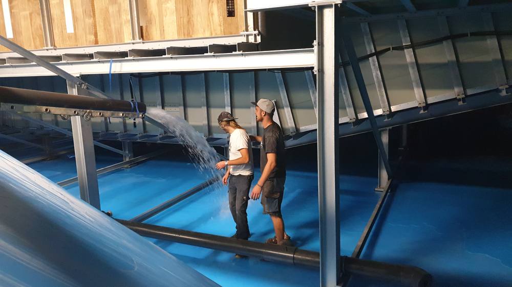 September 2019: das erste Wasser läuft ins Becken