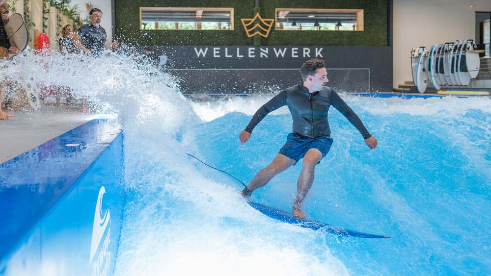 Surfer with visible training progress over multiple sessions at Wellenwerk Berlin